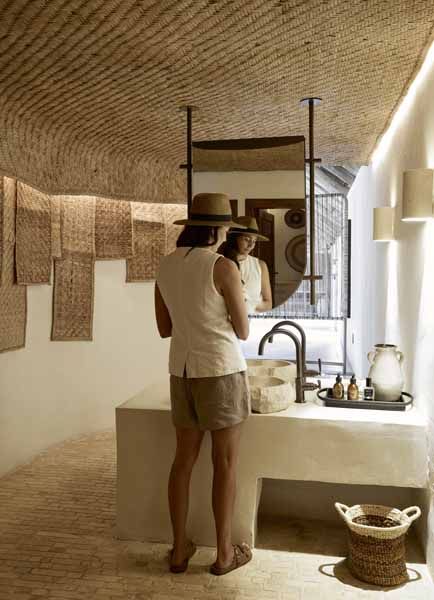 Suite bathroom with river views at Lolelunga