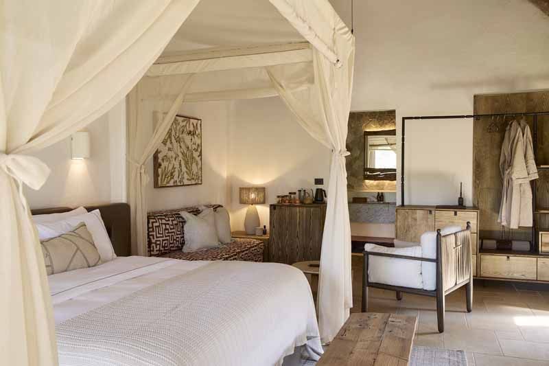 A canopied bed in a Lolelunga river suite