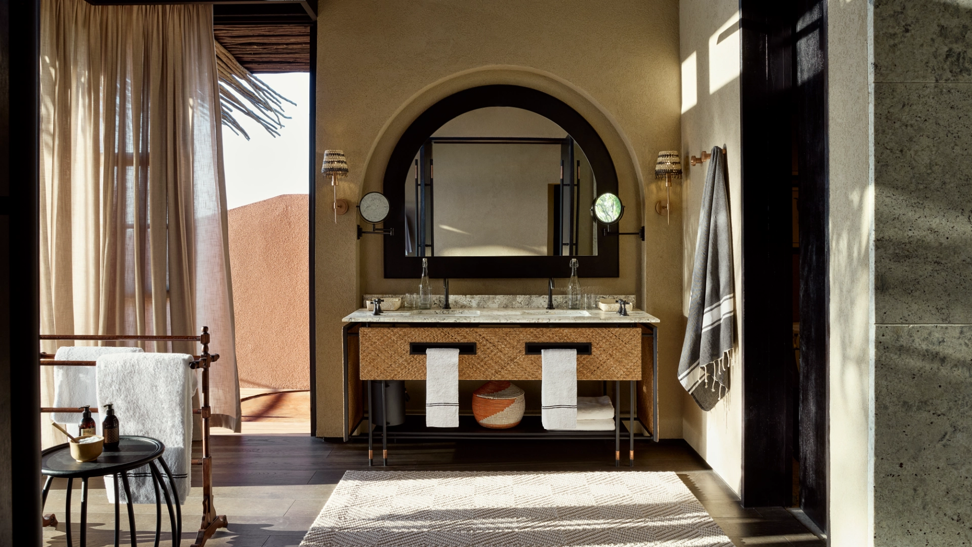 Zllc chichele vista suite bathroom basins